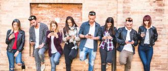 Компания молодых людей зависима от телефонов