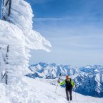 лыжник поднимается в горы север снег стресс и страх на новой работе