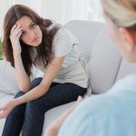 Женщина на приеме у психолога - депрессия